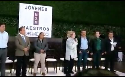 Entre vítores, reaparece Elba Esther en reunión con profesores