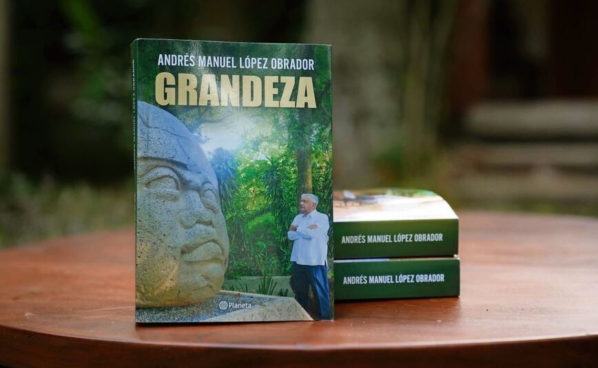 El último libro de Andrés Manuel López Obrador fue ¡Gracias!, el cual se publicó en febrero de 2024, ayer reapareció con un ejemplar de Grandeza. Foto: Especial
