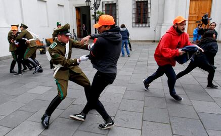 Estudiantes ingresan a la fuerza al Palacio de La Moneda en Chile