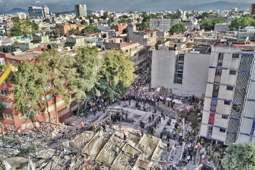 Desde las alturas se pueden observar las afectaciones que dejó el sismo en edificios y otras estructuras. (Francisco Mata. EL UNIVERSAL)