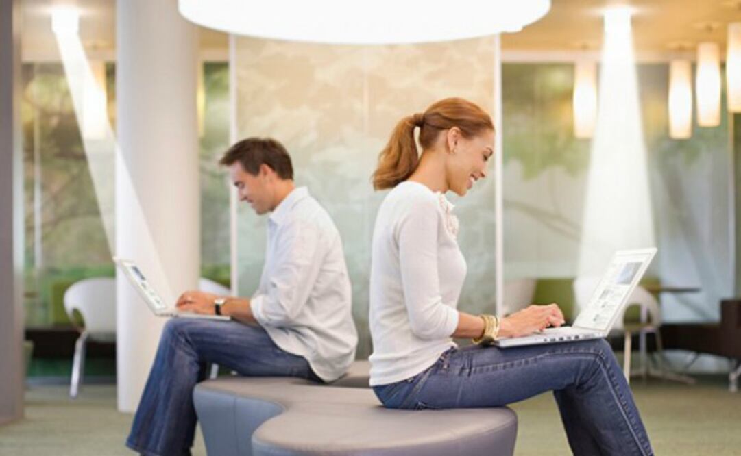 Las ventajas de desarrollar este tipo de tecnología se ve reflejado en una velocidad de transmisión mucho mayor a la de Wi-Fi, eliminación de interferencia en equipos de radio y transmisiones más seguras al manejarse en entornos cerrados