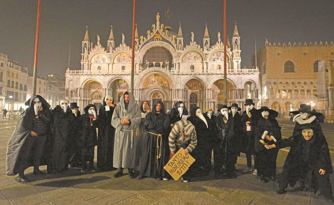 Participantes en la Procesión de la Plaga, ayer en la plaza de San Marcos en Venecia; en la región van 38 casos de coronavirus y es donde se registró la primera muerte de un europeo por el Covid-19. Foto: ANDREA PATTARO. AFP