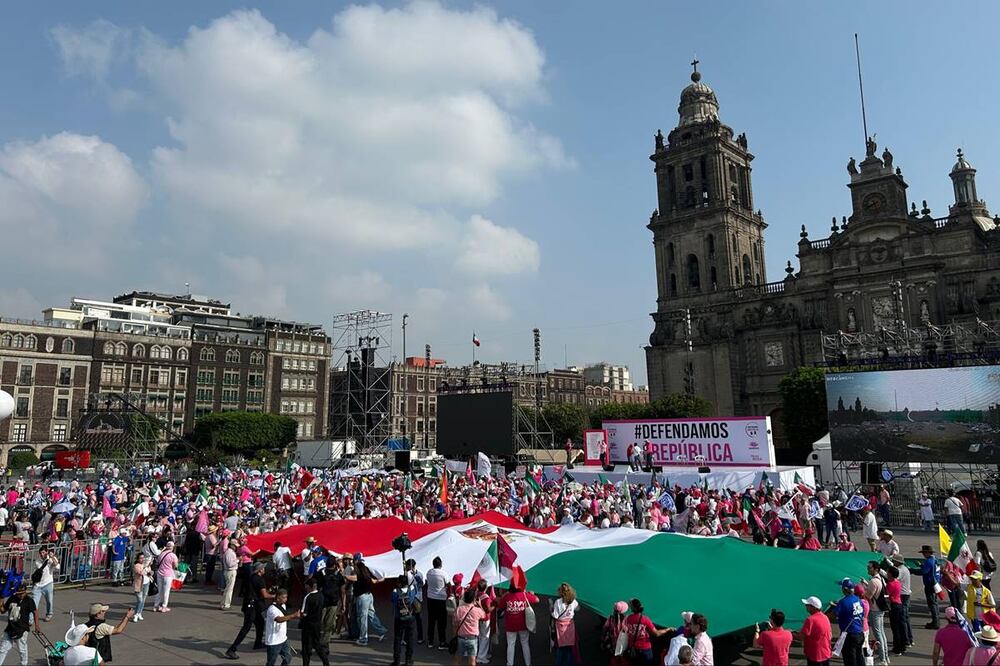 Participantes de la convocatoria a la marcha por la defensa de la República extendieron una mega bandera en la plancha del Zócalo. Foto: Berenice Fregoso