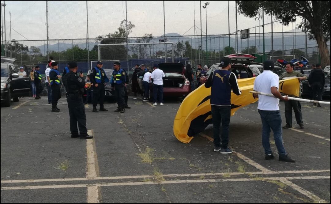 Afición de los Pumas burla la seguridad en el Azteca