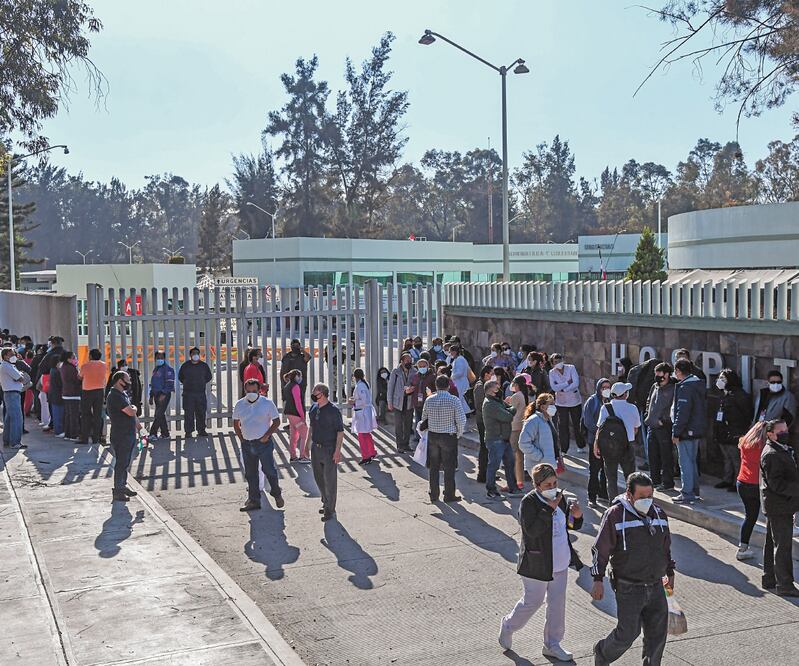 Luego de haber recibido un mensaje por WhatsApp, personal de Salud de todos los rangos de la Sedesa se congregó ayer en el Hospital Militar del Vergel para ser vacunado contra el Covid. ARMANDO MARTÍNEZ. EL UNIVERSAL