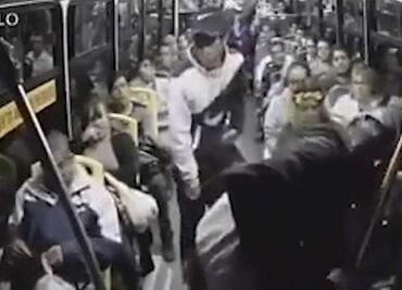 Fingen ser usuarios para asaltar camión de transporte público