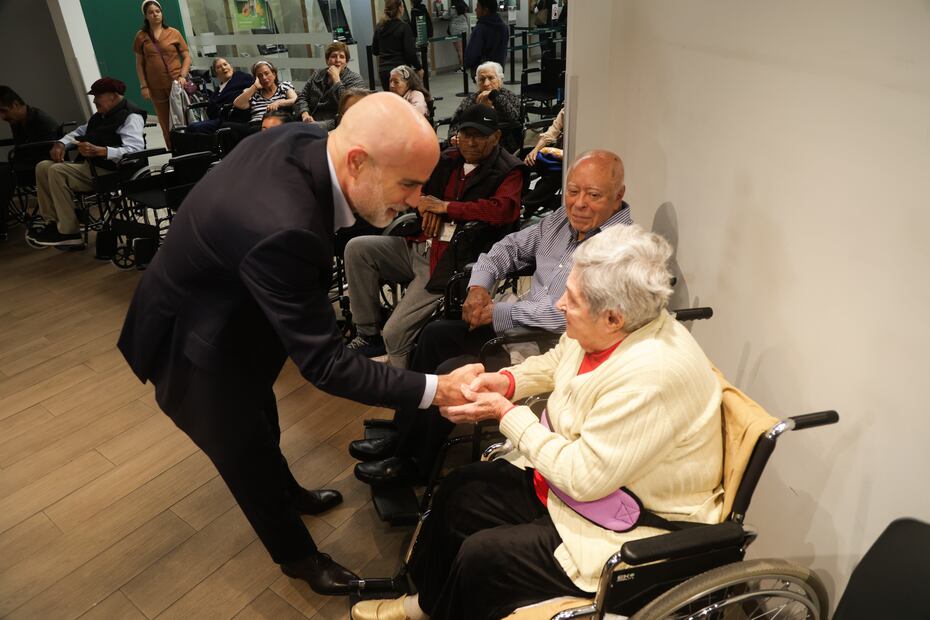 Alberto Tanus Director General de Préstamo y Cobranza hizo la entrega de 50 sillas de ruedas a adultos mayores y personas con discapacidad. Foto: Carlos Mejía - EL UNIVERSAL