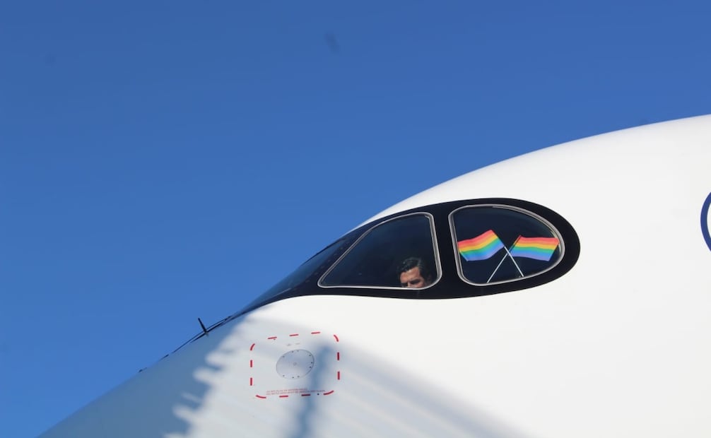 Este 17 de mayo, aterrizó en el Aeropuerto Internacional de la Ciudad de México un "vuelo arcoíris" proveniente de París, Francia. Foto: Especial