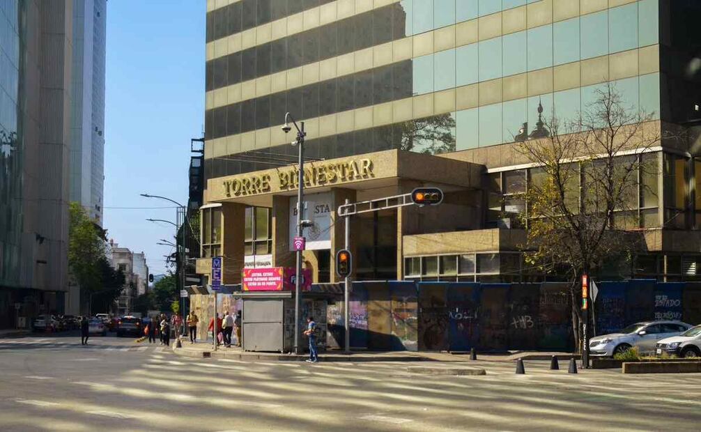 Colocan vallas en negocios sobre Paseo dela Reforma 24 de noviembre 2025/ Fotos: Osmar Alvarado. EL UNIVERSAL