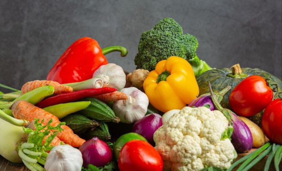 Descubre los beneficios y la versatilidad del limón en tu dieta. Fuente: Freepik.