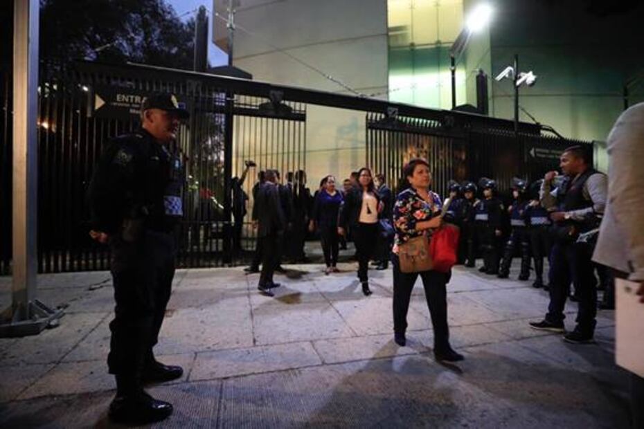 Por bloqueo de la CNTE, policías escoltan a trabajadores que salen del Senado  