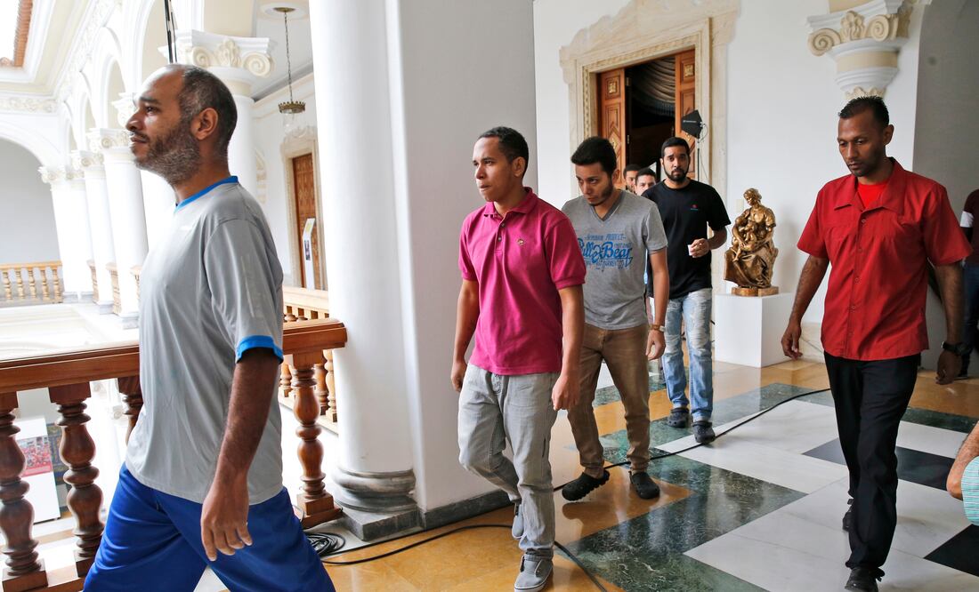 Algunos de los 39 opositores excarcelados hoy por el gobierno venezolano (Foto: AP)