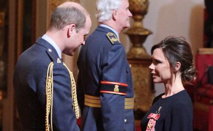 Victoria Beckham recibe condecoración del príncipe Guillermo