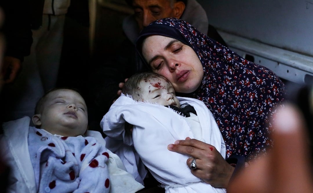 Rania Abu Anza llora al lado de sus bebés mellizos, que murieron en un ataque israelí contra una vivienda en Rafah, en el sur de la Franja de Gaza, el domingo 3 de marzo de 2024. Foto: AP