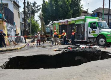 Inician trabajos de inspección en socavón de Iztapalapa donde cayó camión refresquero