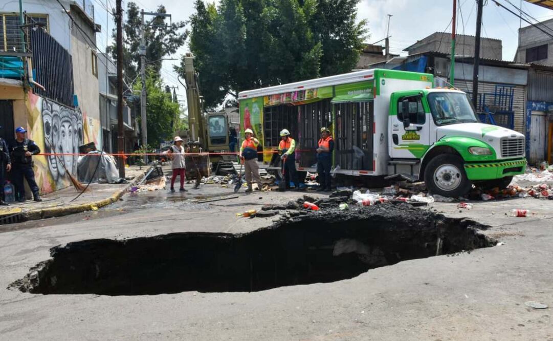 Inician trabajos de inspección en socavón de Iztapalapa donde cayó camión refresquero (14/09/2025). Foto: Especial