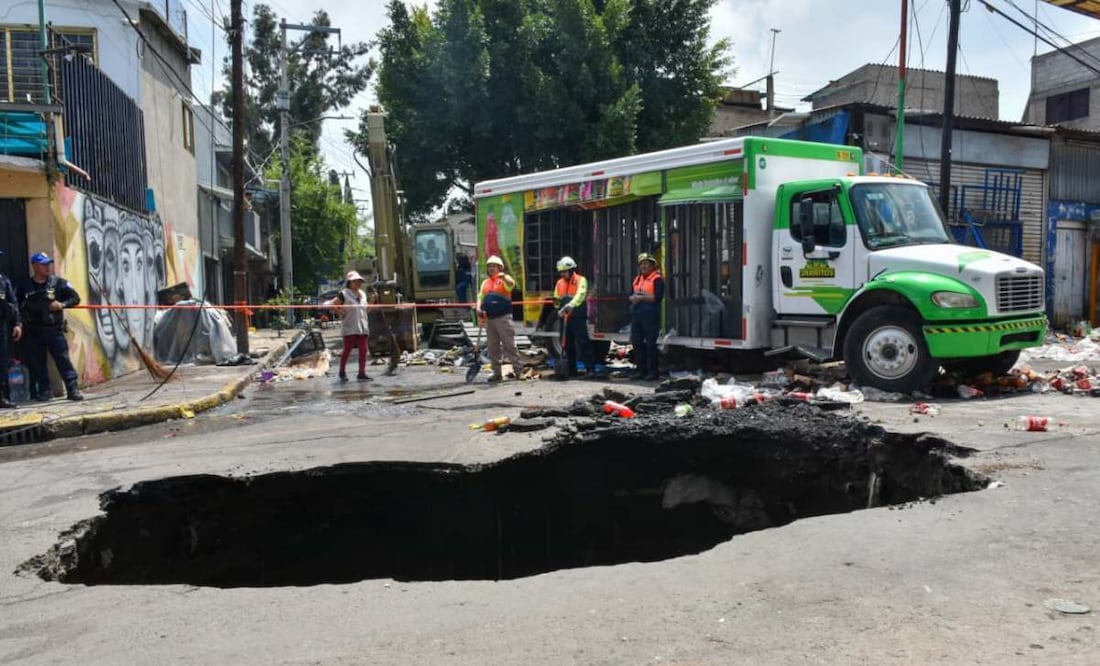 Inician trabajos de inspección en socavón de Iztapalapa donde cayó camión refresquero (14/09/2025). Foto: Especial