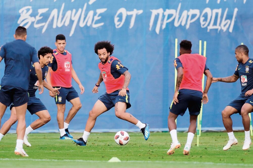 Marcelo cumple con toda la práctica de la Canarinha en Sochi. (RONALD WITTEK. EFE)