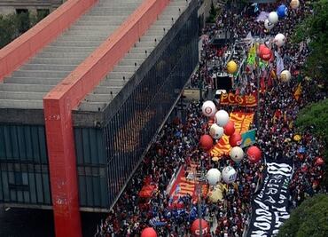 Miles de personas protestan contra el presidente de Brasil, Jair Bolsonaro
