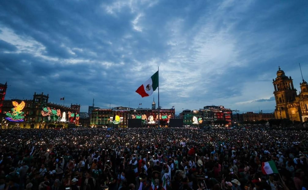 Zócalo capitalino en la tarde del 15 de septiembre, previo al grito. 15/09/2026. | Foto: Diego Israel.