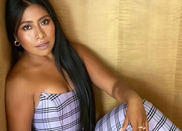 Yalitza Aparicio derrocha estilo en vestido lencero amarillo fosforescente