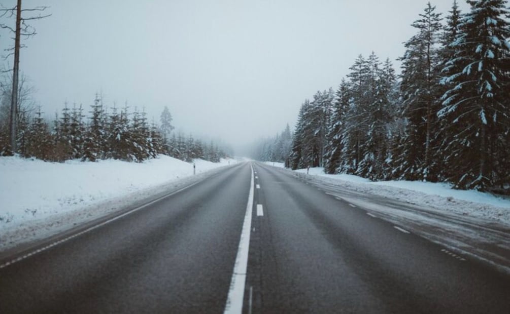 En esta carretera no se deben realizar movimientos fuertes al conducir. Foto: Freepik