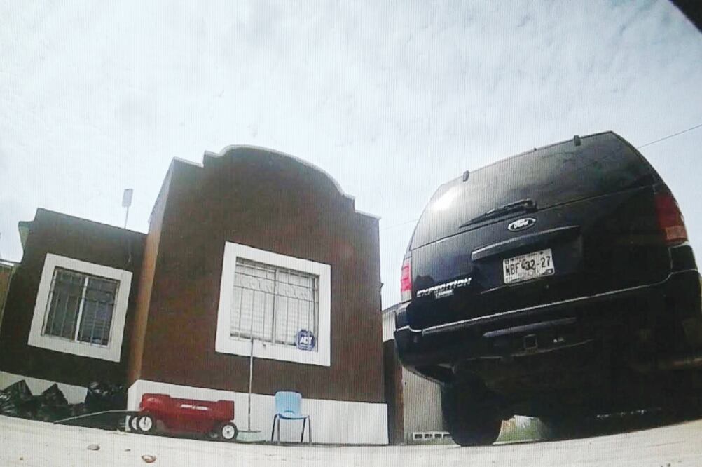 EL UNIVERSAL constató que hasta el 10 de septiembre este vehículo estaba en el interior de la vivienda de los presuntos implicados en la venta de niños (AMALIA ESCOBAR. EL UNIVERSAL)