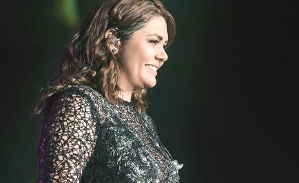 Yuridia festeja 10 años entre lágrimas y Disco de Oro