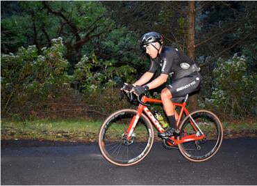 Ciclista mexicano busca romper récord mundial en la prueba extrema “Everesting” en el bosque de Los Dinamos
