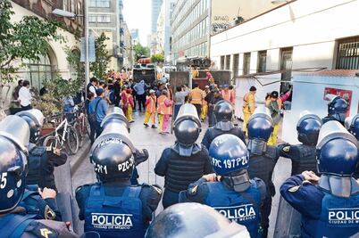 Granaderos en CDMX cambian de misión y uniforme