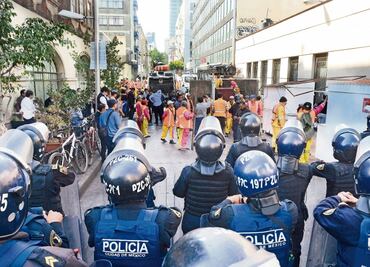 Granaderos en CDMX cambian de misión y uniforme
