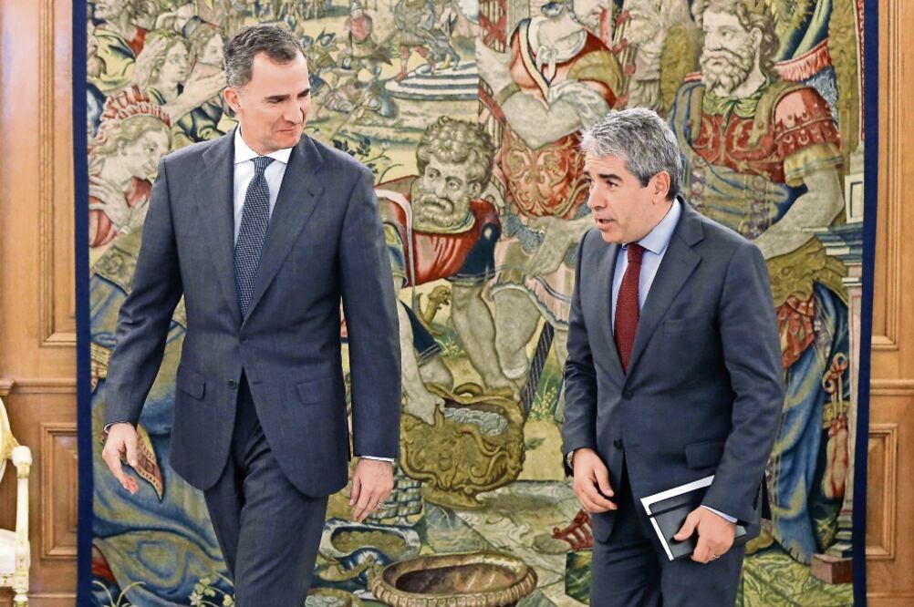 El rey Felipe con el portavoz de Democracia y Libertad en el Congreso, Francesc Homs, durante la tercera ronda de diálogos que celebra con los representante s de las formaciones políticas para establecer un nuevo gobierno (JUAN CARLOS HIDALGO. EFE)