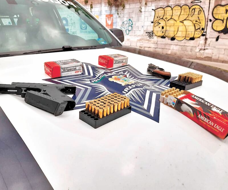 Una pistola 9 mm, un revólver y 80 cartuchos útiles fueron entregados a la policía en un anexo. Foto: Especial