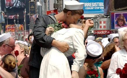 Muere marinero de famoso beso con enfermera en Times Square en 1945