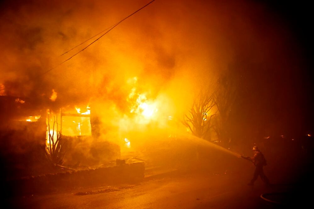 Los fuertes vientos que avivan las llamas en otros lugares del estado (Foto: AP)
