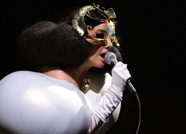 Björk defiende pureza musical