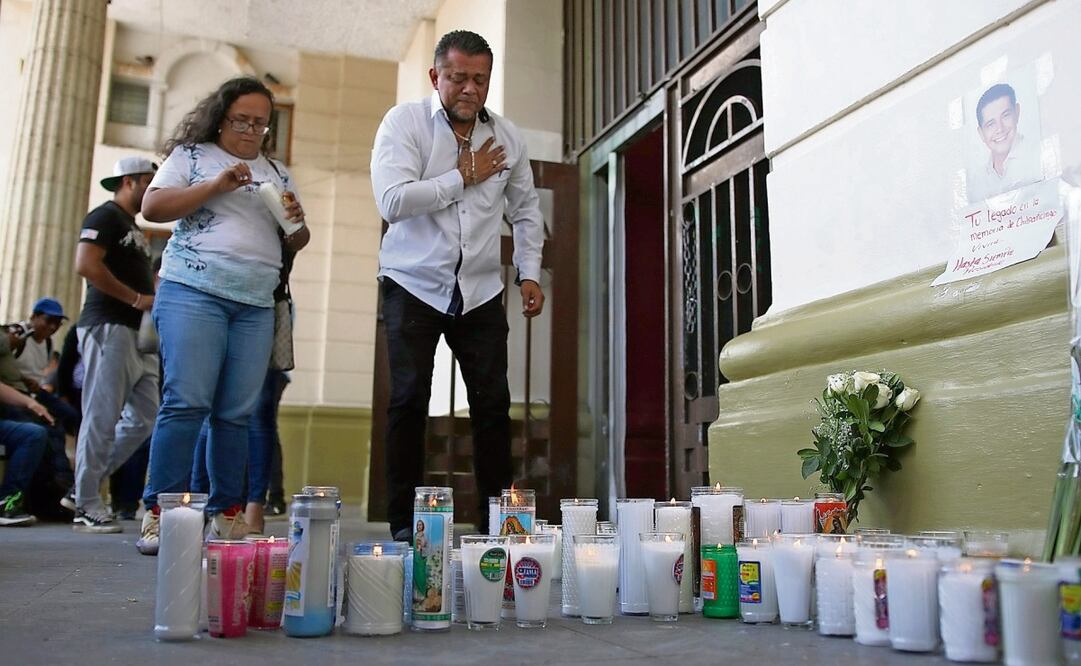 Afuera del edificio del ayuntamiento se improvisó un altar con veladoras y mensajes para el alcalde. Foto: José Luis de la Cruz | EFE