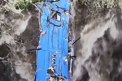 VIDEO: Caída de autobús en un río en España deja cuatro muertos en Nochebuena