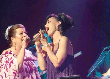 Amigas le cantan al amor y desamor