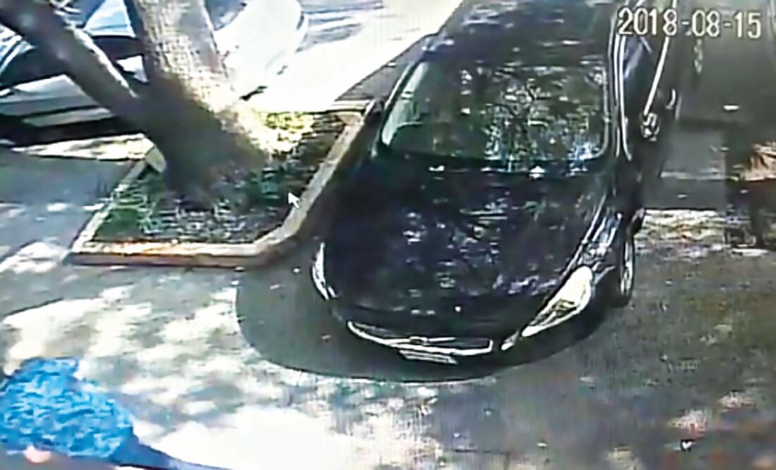 El agresor —que usaba una camisa azul y jeans del mismo color— tras el ataque caminó hacia Cumbres de Maltrata. Foto: TOMADA DE VIDEO