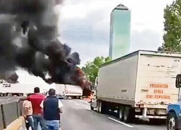 Huachicoleros cierran vías e incendian tráiler