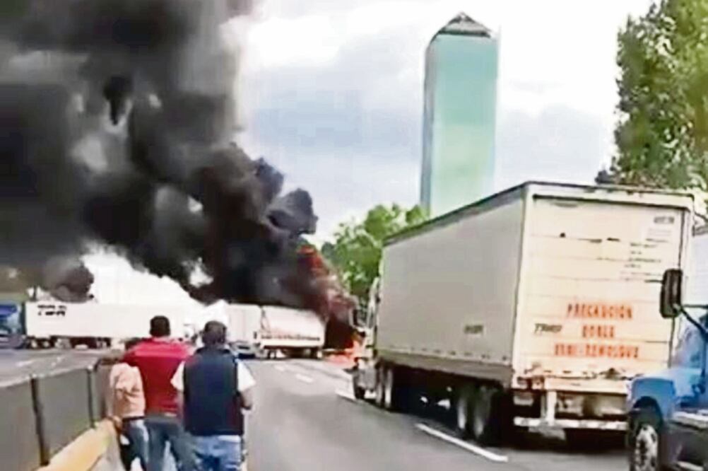 Encapuchados atravesaron un tráiler en la autopista México-Puebla, lo que generó caos vial y el temor de los automovilistas que quedaron varados. (TOMADA DE VIDEO)