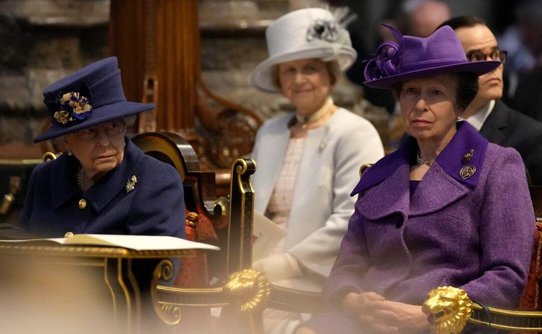 La reina asistió con su única hija, la princesa Ana, a una misa. Foto: AFP