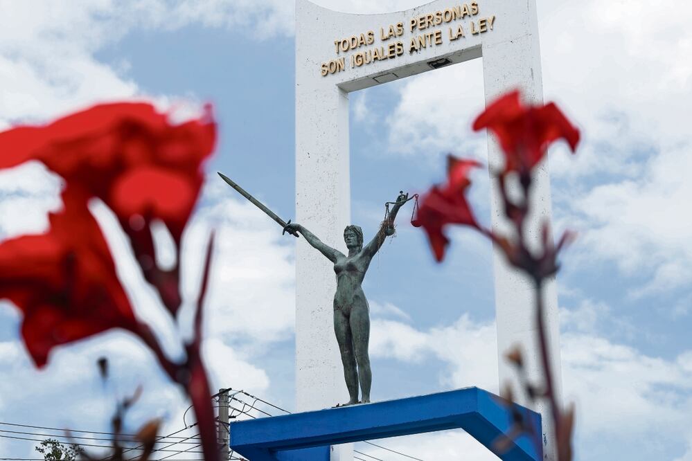 El Monumento a la Constitución en San Salvador. A pesar de que la Carta Magna lo prohibía, el presidente Nayib Bukele se lanzó a la reelección, y ganó. Rodrigo Sura | EFE