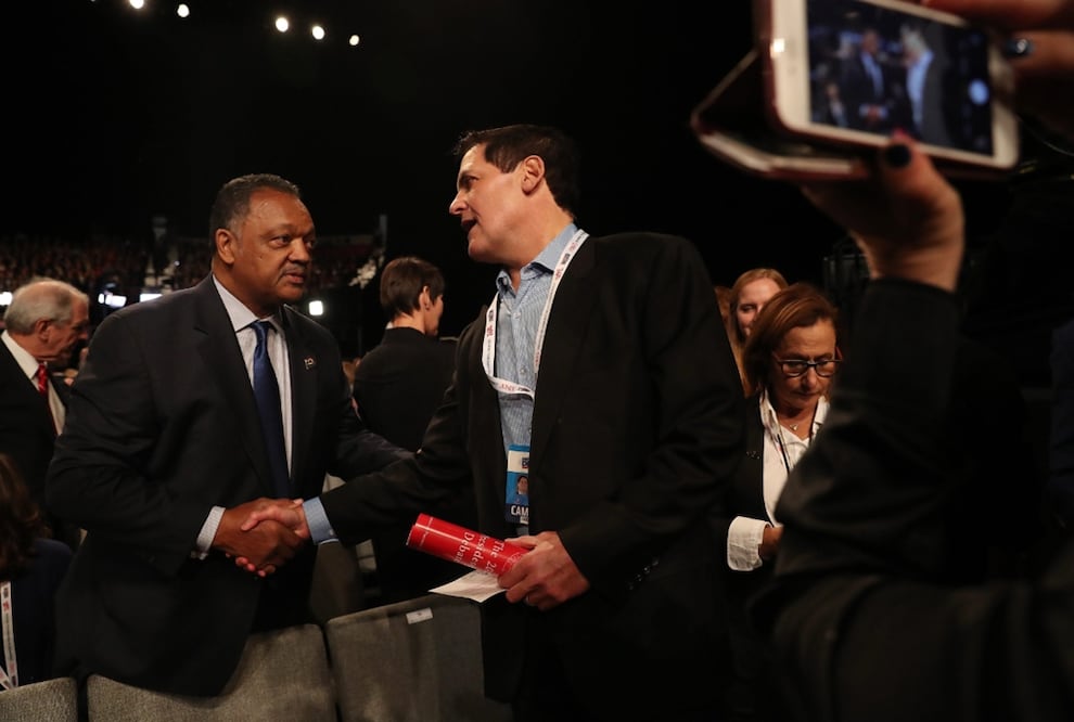 El reverendo Jesse Jackson y el empresario Mark Cuban. Foto EFE