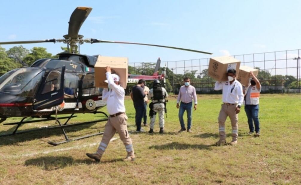 "Tonta si no me tomo foto": esposa de funcionario del IMSS pasea en helicóptero con vacunas Covid