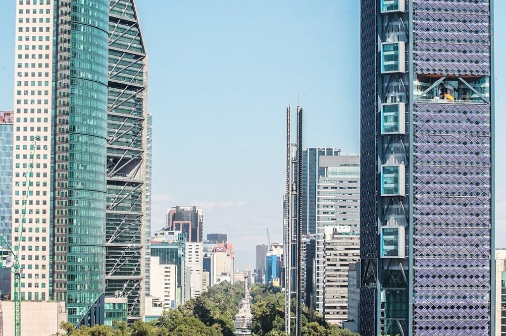 Así es como los 104 metros de altura de la Estela de Luz se muestran discretos ante los más de 200 metros de sus acompañantes: Torre Ejecutiva de Bancomer, Torre Reforma y Torre Mayor (ARCHIVO EL UNIVERSAL)