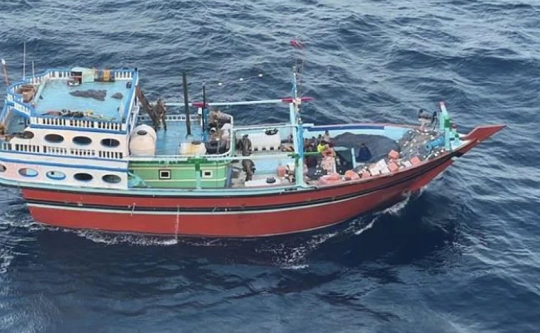Las fuerzas armadas de Estados Unidos muestra lo que describe como un bote que transportaba componentes de misiles de fabricación iraní con destino a los hutíes yemeníes en el mar Arábigo. Foto: AP