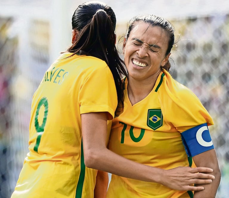 Marta es consolada por Alves al perder en Maracaná (FERNANDO MAIA. EFE)