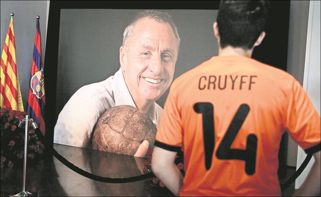 Un joven con la camiseta de Cruyff de la selección de Holanda. Foto: EFE